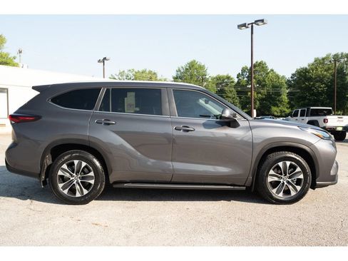Used 2025 Toyota Highlander XLE FWD image 9