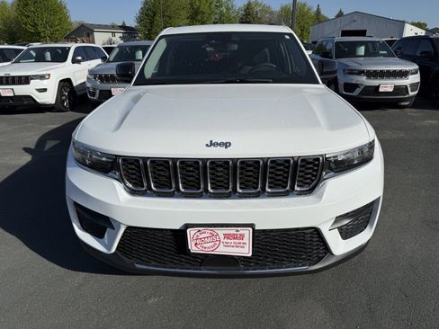 Used 2023 Jeep Grand Cherokee Laredo w/ Luxury Tech Group I AWD/4WD image 3