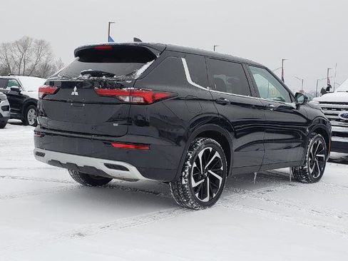 Used 2022 Mitsubishi Outlander SE image 2