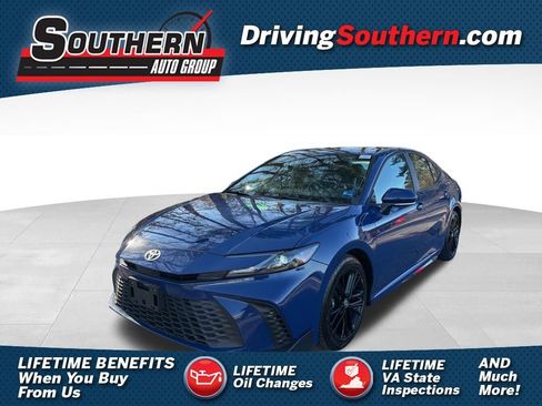 Used 2025 Toyota Camry SE image 1