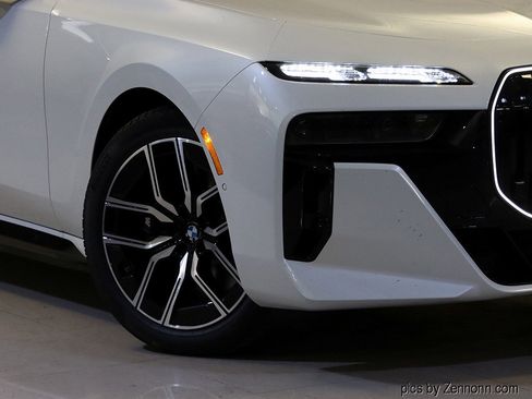 Used 2026 BMW 750e xDrive image 3