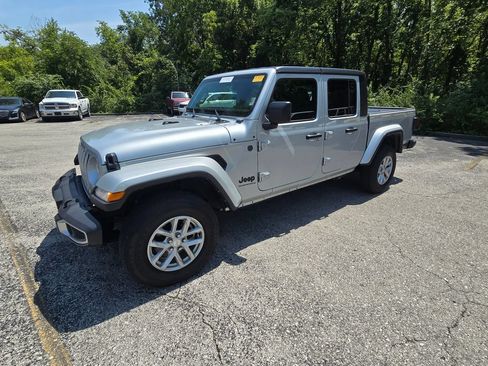Used 2023 Jeep Gladiator Sport AWD/4WD image 2