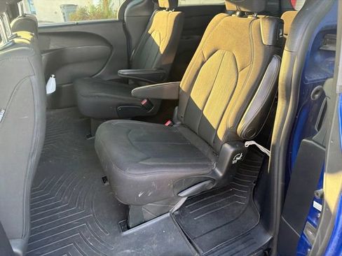 Used 2020 Chrysler Pacifica Touring w/ S Appearance Package FWD image 9