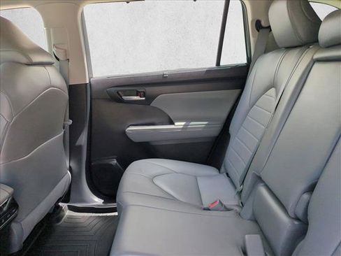 Used 2023 Toyota Highlander XLE FWD image 19