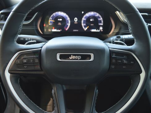 Used 2023 Jeep Grand Cherokee Altitude AWD/4WD image 9