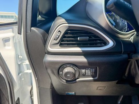 Used 2025 Chrysler Pacifica Select FWD image 19
