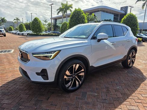 Used 2024 Volvo XC40 B5 Plus image 8