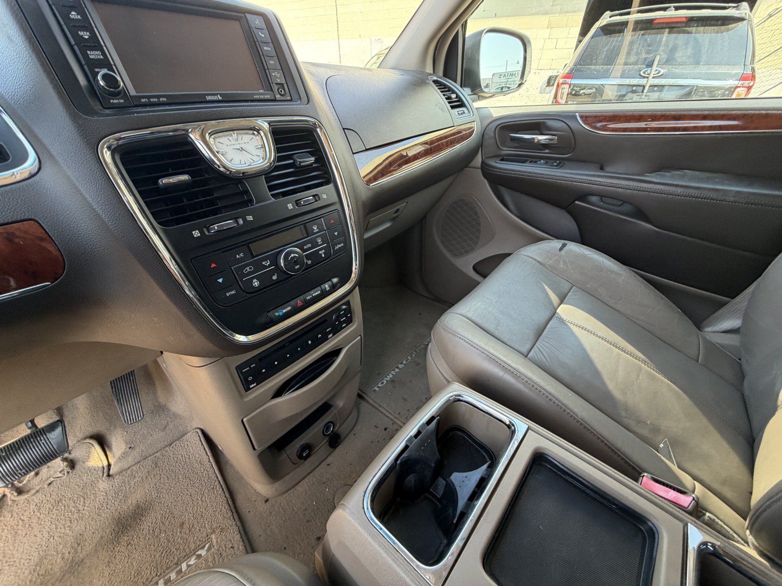 Used 2013 Chrysler Town & Country Limited FWD image 11
