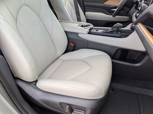 Used 2025 Toyota Grand Highlander image 11