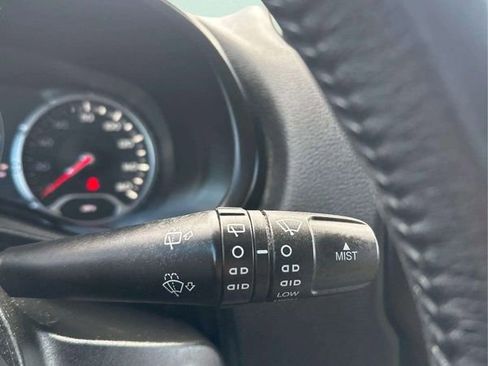 Used 2015 Jeep Renegade Latitude w/ Popular Equipment Group AWD/4WD image 29