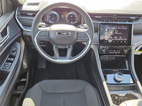 New 2025 Jeep Grand Cherokee Laredo image 12