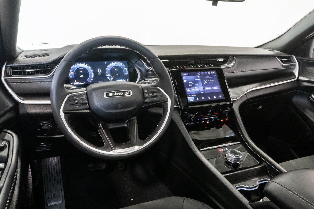 Used 2025 Jeep Grand Cherokee Laredo X w/ Luxury Tech Group I AWD/4WD image 7