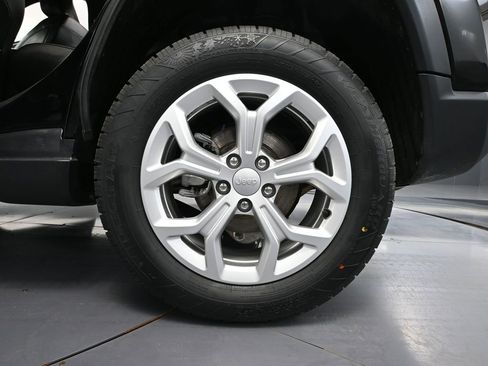 Used 2024 Jeep Compass Latitude w/ Convenience Group AWD/4WD image 15