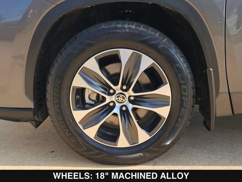 Used 2021 Toyota Highlander XLE AWD/4WD image 38