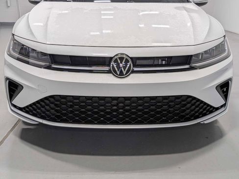 Used 2025 Volkswagen Jetta SEL image 2