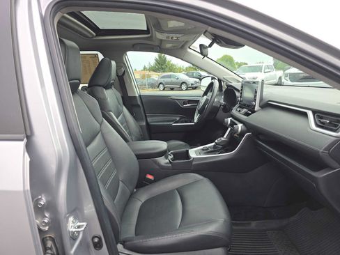 Used 2022 Toyota RAV4 XLE Premium AWD/4WD image 10