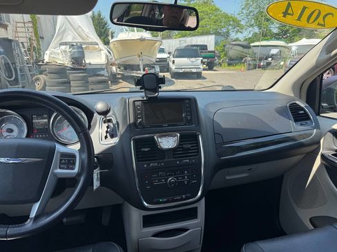 Used 2014 Chrysler Town & Country Touring image 10
