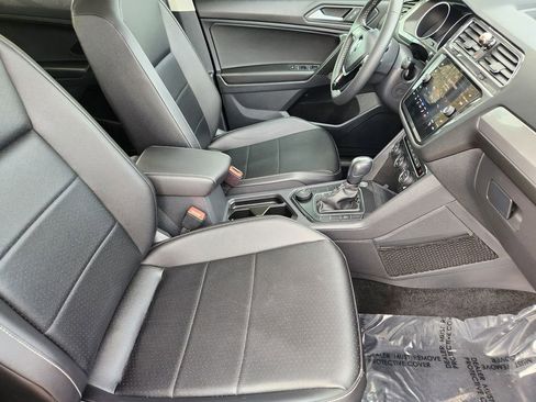 Used 2021 Volkswagen Tiguan SE w/ Panoramic Sunroof Package image 4