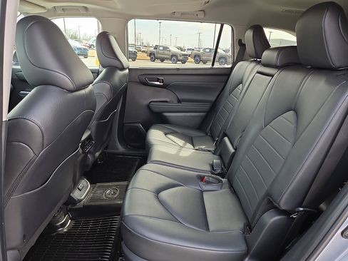 Used 2024 Toyota Highlander XLE image 11