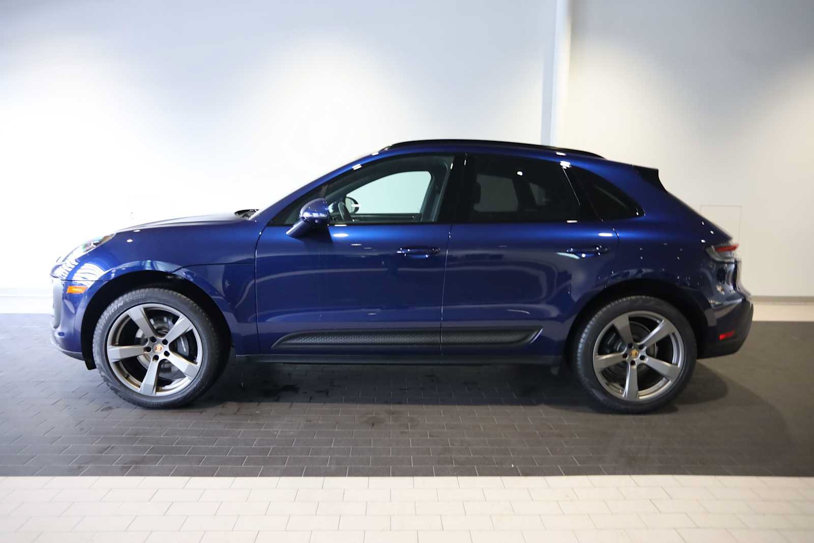 Used 2025 Porsche Macan AWD/4WD image 2
