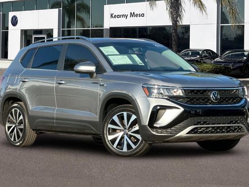 Used 2022 Volkswagen Taos SE image 2