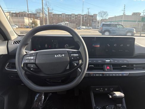 Used 2025 Kia K4 LXS image 33