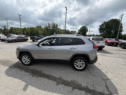 Used 2017 Jeep Cherokee Latitude w/ Cold Weather Group AWD/4WD image 9