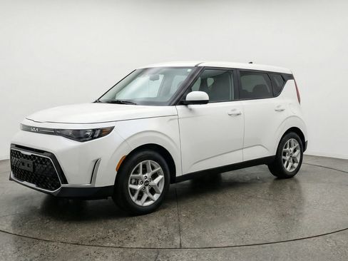 Used 2025 Kia Soul LX w/ LX Technology Package image 3