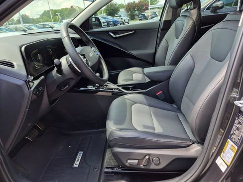 Used 2024 Kia Niro EX Touring FWD image 12