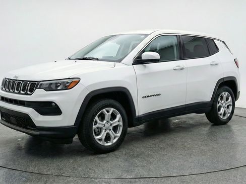 Used 2025 Jeep Compass Latitude AWD/4WD image 3