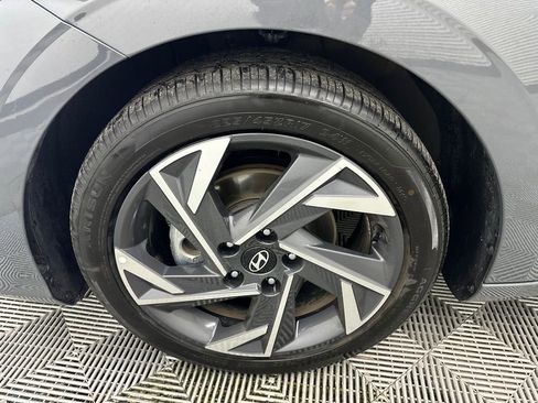 Used 2025 Hyundai Elantra Limited image 12