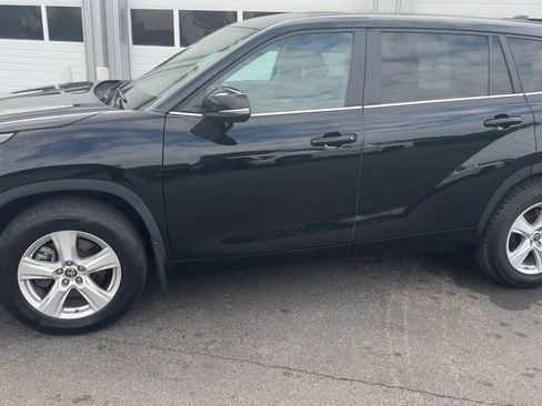 Used 2024 Toyota Highlander LE AWD/4WD image 8