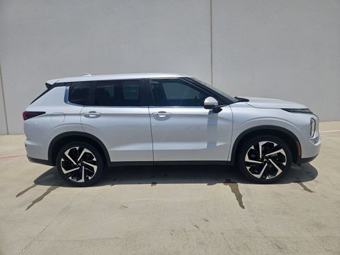 Used 2023 Mitsubishi Outlander SE FWD image 2