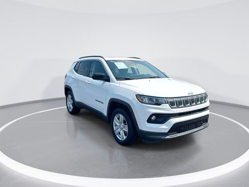 Used 2022 Jeep Compass Latitude w/ Sun and Sound Group AWD/4WD image 2