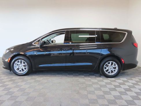 Used 2022 Chrysler Voyager LX image 5