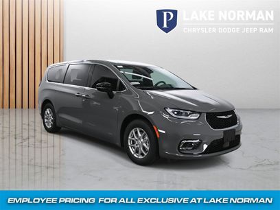 New 2025 Chrysler Pacifica Select