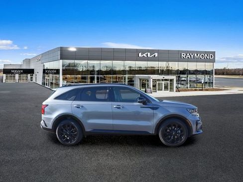 Certified 2023 Kia Sorento SX FWD image 2