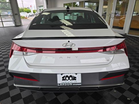 Used 2025 Hyundai Elantra SEL FWD image 4