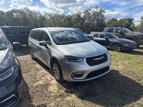 Used 2023 Chrysler Pacifica Touring-L image 2