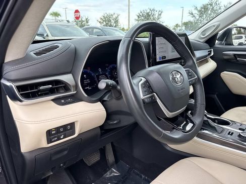 Used 2024 Toyota Highlander Limited AWD/4WD image 25