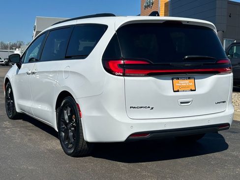 Certified 2025 Chrysler Pacifica Limited image 5