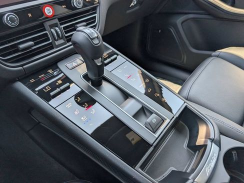 Certified 2026 Porsche Macan AWD/4WD image 16