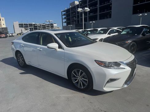 Used 2016 Lexus ES 300h w/ Luxury Package w/Wood Trim FWD image 2
