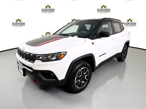 Used 2024 Jeep Compass Trailhawk image 3