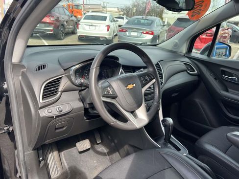 Used 2020 Chevrolet Trax LT w/ LT Convenience Package FWD image 19