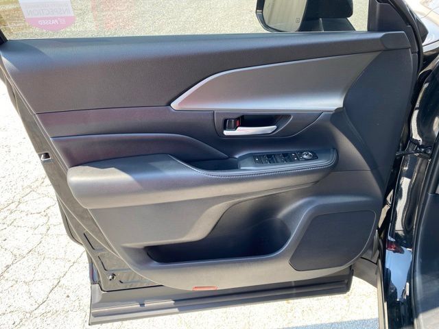 Certified 2025 Toyota Grand Highlander AWD image 18