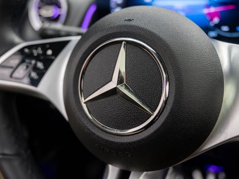 Used 2024 Mercedes-Benz GLB 250 4MATIC w/ Exclusive Package image 23