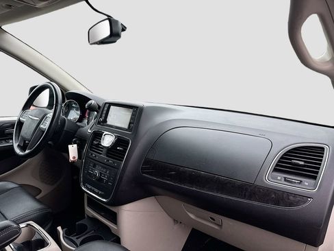 Used 2014 Chrysler Town & Country Touring FWD image 24