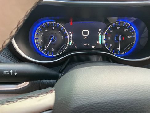 Used 2018 Chrysler Pacifica Limited w/ Tire & Wheel Group image 10