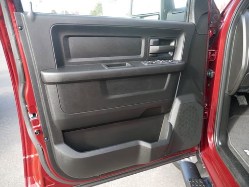 Used 2024 RAM 2500 Tradesman w/ Chrome Appearance Group image 28